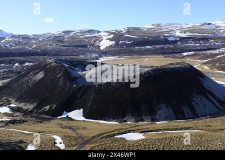 Le cratère volcanique de scorie de Grábrókarfell vu du sommet de Stóra Grábrók, Islande Banque D'Images