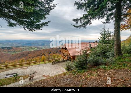 Un bel automne dans les montagnes polonaises de l'île Beskids en petite Pologne Banque D'Images