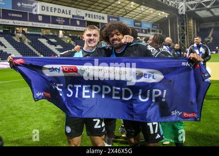 Preston, Royaume-Uni. 29 avril 2024. Kiernan Dewsbury-Hall, milieu de terrain de Leicester City (22) Hamza Choudhury, milieu de terrain de Leicester City (17) les joueurs de Leicester City célèbrent avec une bannière renforcée lors du match Preston North End FC vs Leicester City Sky Bet EFL Championship à Deepdale, Preston, Angleterre, Royaume-Uni le 29 avril 2024 crédit: chaque deuxième Media/Alamy Live News Banque D'Images