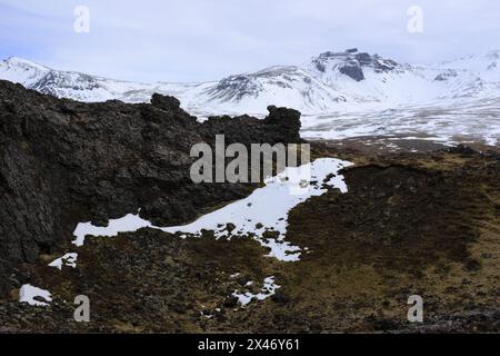 Vue volcanique spectaculaire depuis le cratère du volcan Saxholl, péninsule de Snaefellsnes, Islande Banque D'Images