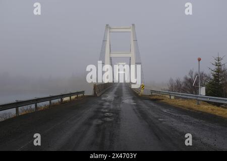 Pont suspendu de Laugaras sur la rivière Hvítá, Islande Banque D'Images