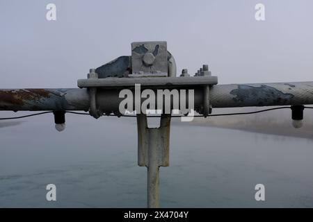 Détail d'un câble d'acier du pont suspendu Laugaras sur la rivière Hvítá, Islande Banque D'Images