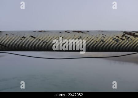 Détail d'un câble d'acier du pont suspendu Laugaras sur la rivière Hvítá, Islande Banque D'Images