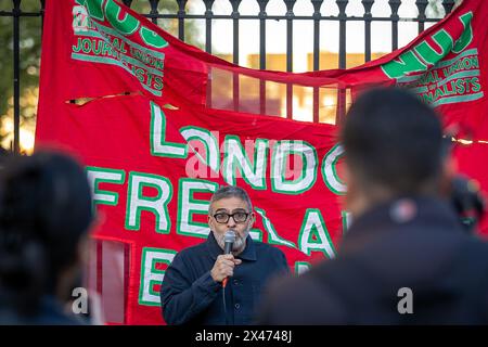 Whitehall, Londres, Royaume-Uni. Lundi 29 avril 2024. Pour marquer le jour commémoratif international des travailleurs, le National Union of Journalist London Freelance Branch a organisé un rassemblement et une veillée en face de Downing Street. Des discours ont été prononcés en mémoire des journalistes et des professionnels des médias tués par l'armée israélienne dans sa guerre contre la population de Gaza. Sur la photo Dr Ghassan Abu Sitta, chirurgien et aussi recteur actuel de l'Université de Glasgow élu en mars 2024. Abdullah Bailey/Alamy Live News Banque D'Images