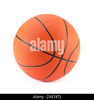 Un ballon de basket isolé sur blanc. Équipement de sport Banque D'Images