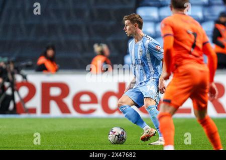 Coventry, Royaume-Uni. 30 avril 2024. Ben Sheaf de Coventry sur le ballon lors de l'EFL Sky Bet Championship match entre Coventry City et Ipswich Town à la Coventry Building Society Arena, Coventry, Angleterre, le 30 avril 2024. Photo de Stuart Leggett. Utilisation éditoriale uniquement, licence requise pour une utilisation commerciale. Aucune utilisation dans les Paris, les jeux ou les publications d'un club/ligue/joueur. Crédit : UK Sports pics Ltd/Alamy Live News Banque D'Images