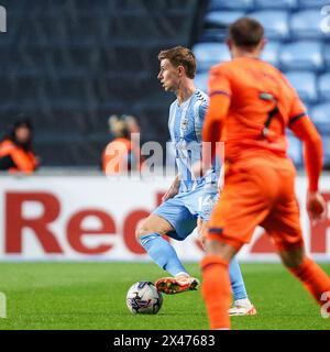 Coventry, Royaume-Uni. 30 avril 2024. Ben Sheaf de Coventry sur le ballon lors de l'EFL Sky Bet Championship match entre Coventry City et Ipswich Town à la Coventry Building Society Arena, Coventry, Angleterre, le 30 avril 2024. Photo de Stuart Leggett. Utilisation éditoriale uniquement, licence requise pour une utilisation commerciale. Aucune utilisation dans les Paris, les jeux ou les publications d'un club/ligue/joueur. Crédit : UK Sports pics Ltd/Alamy Live News Banque D'Images