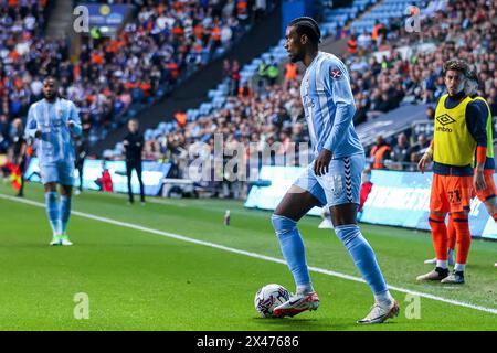 Coventry, Royaume-Uni. 30 avril 2024. Haji Wright de Coventry sur le ballon lors de l'EFL Sky Bet Championship match entre Coventry City et Ipswich Town à la Coventry Building Society Arena, Coventry, Angleterre, le 30 avril 2024. Photo de Stuart Leggett. Utilisation éditoriale uniquement, licence requise pour une utilisation commerciale. Aucune utilisation dans les Paris, les jeux ou les publications d'un club/ligue/joueur. Crédit : UK Sports pics Ltd/Alamy Live News Banque D'Images