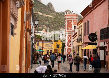 Bernal, Querétaro, Mexique - 20 novembre 2023 : les touristes flânent le long des bâtiments historiques du centre-ville historique de Bernal. Banque D'Images