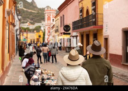 Bernal, Querétaro, Mexique - 20 novembre 2023 : les touristes flânent le long des bâtiments historiques du centre-ville historique de Bernal. Banque D'Images