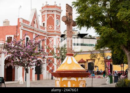 Bernal, Querétaro, Mexique - 20 novembre 2023 : les touristes flânent le long des bâtiments historiques du centre-ville historique de Bernal. Banque D'Images