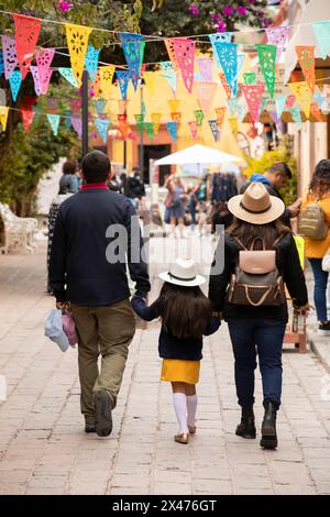 Bernal, Querétaro, Mexique - 20 novembre 2023 : les touristes flânent le long des bâtiments historiques du centre-ville historique de Bernal. Banque D'Images