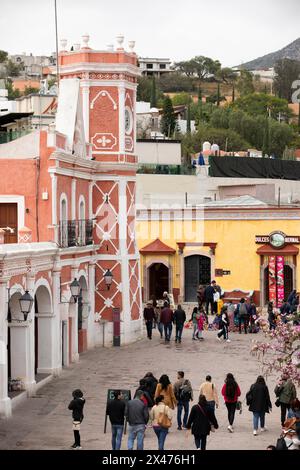 Bernal, Querétaro, Mexique - 20 novembre 2023 : les touristes flânent le long des bâtiments historiques du centre-ville historique de Bernal. Banque D'Images