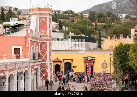 Bernal, Querétaro, Mexique - 20 novembre 2023 : les touristes flânent le long des bâtiments historiques du centre-ville historique de Bernal. Banque D'Images