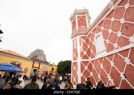 Bernal, Querétaro, Mexique - 20 novembre 2023 : les touristes flânent le long des bâtiments historiques du centre-ville historique de Bernal. Banque D'Images