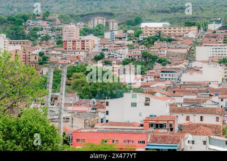 Paysage de la ville de San Gil, Santander, Colombie depuis les montagnes, avec une végétation verte au premier plan qui met en évidence le cadre vert Banque D'Images