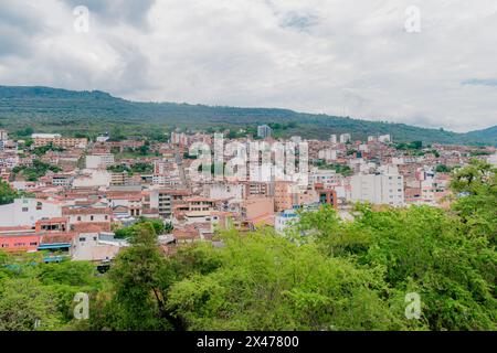 Paysage de la ville de San Gil, Santander, Colombie depuis les montagnes, avec une végétation verte au premier plan qui met en évidence le cadre vert Banque D'Images