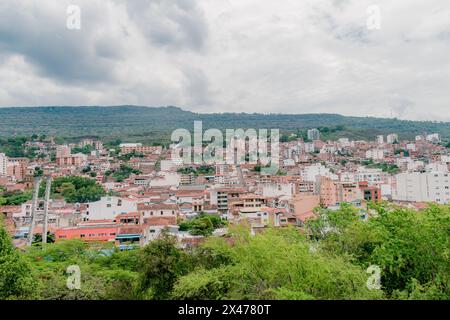 Paysage de la ville de San Gil, Santander, Colombie depuis les montagnes, avec une végétation verte au premier plan qui met en évidence le cadre vert Banque D'Images