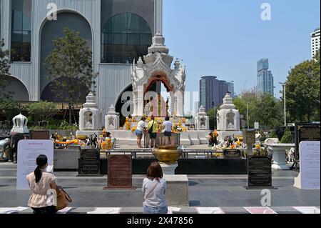 Les gens rendent hommage au sanctuaire de Ganesha ou Phra Phikanet, Central World Mall, le 3ème jour du nouvel an lunaire 2024, Bangkok, Thaïlande Banque D'Images