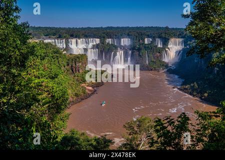 Étalé le long de la frontière Argentine-Brésil, Iguazu possède normalement environ 275 chutes distinctes, cependant, ce nombre peut varier entre 150 et 300 jours Banque D'Images