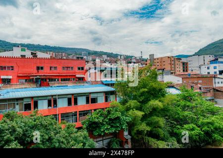 Paysage de la ville de San Gil Santander, Colombie sur le bord de la rivière fonce Banque D'Images