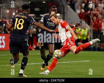 Munich, Allemagne. 30 avril 2024. Harry Kane (à droite) du Bayern Munich tire lors du match de football de demi-finale de la 1ère manche de l'UEFA Champions League entre le Bayern Munich et le Real Madrid à Munich, en Allemagne, le 30 avril 2024. Crédit : Philippe Ruiz/Xinhua/Alamy Live News Banque D'Images