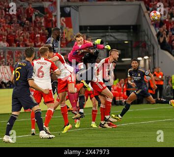 Munich, Allemagne. 30 avril 2024. Manuel Neuer (R, top), gardien de but du Bayern Munich, sauve le ballon lors du match de demi-finale de la 1ère manche de l'UEFA Champions League entre le Bayern Munich et le Real Madrid à Munich, Allemagne, le 30 avril 2024. Crédit : Philippe Ruiz/Xinhua/Alamy Live News Banque D'Images
