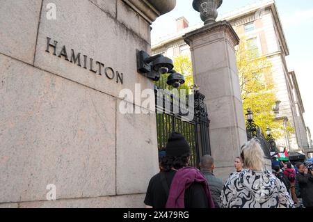 Les gens se tiennent à côté de Hamilton Hall à l'Université Columbia près d'un rassemblement pro-palestinien. Des manifestants pro-palestiniens se sont rassemblés devant l'une des entrées de l'Université Columbia à Manhattan, New York, condamnant les opérations militaires des Forces de défense israéliennes à Gaza. Pendant près de deux semaines, des étudiants et des militants pro-palestiniens de l'Université Columbia ont organisé un sit-in de protestation sur le campus, formant un « camp de solidarité de Gaza ». Pendant la nuit, les étudiants et les manifestants à l'intérieur du campus ont occupé un bâtiment universitaire nommé Hamilton Hall et bloqué les entrées. L'administration de l'université menaçait de le faire Banque D'Images