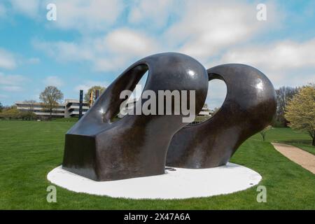 Purchase, NY – US – 28 avril 2024 sculpture abstraite et monumentale en bronze de Henry Moore double Oval installée sur le Donald M Kendall sculpture Garden Banque D'Images