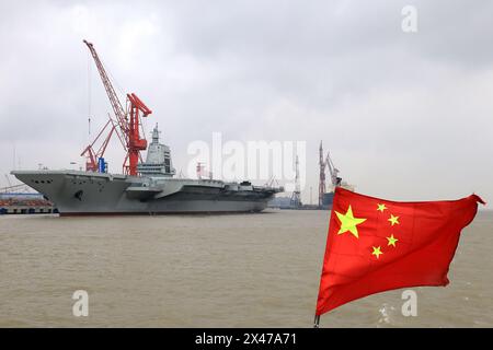 (240501) -- SHANGHAI, 1er mai 2024 (Xinhua) -- le troisième porte-avions chinois, le Fujian, accoste à Shanghai, dans l'est de la Chine, le 30 avril 2024. Le troisième porte-avions de la Chine, le Fujian, s'est lancé mercredi matin pour ses premiers essais en mer. Le navire a quitté Shanghai vers 8 heures. Les essais en mer testeront principalement la fiabilité et la stabilité des systèmes de propulsion et électriques du porte-avions. Depuis son lancement en juin 2022, le Fujian a terminé ses essais d'amarrage, ses travaux d'équipement et ses ajustements d'équipement. Il a satisfait aux exigences techniques pour les essais en mer. (Photo de pu Haiyang Banque D'Images