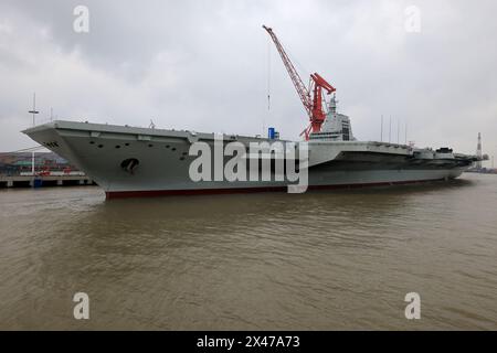 (240501) -- SHANGHAI, 1er mai 2024 (Xinhua) -- le troisième porte-avions chinois, le Fujian, accoste à Shanghai, dans l'est de la Chine, le 30 avril 2024. Le troisième porte-avions de la Chine, le Fujian, s'est lancé mercredi matin pour ses premiers essais en mer. Le navire a quitté Shanghai vers 8 heures. Les essais en mer testeront principalement la fiabilité et la stabilité des systèmes de propulsion et électriques du porte-avions. Depuis son lancement en juin 2022, le Fujian a terminé ses essais d'amarrage, ses travaux d'équipement et ses ajustements d'équipement. Il a satisfait aux exigences techniques pour les essais en mer. (Photo de pu Haiyang Banque D'Images