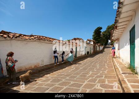 Barichara, Santander, Colombie ; 25 novembre 2022 : les gens marchant le long d'une rue à l'architecture coloniale dans cette ville touristique, déclaré National Banque D'Images