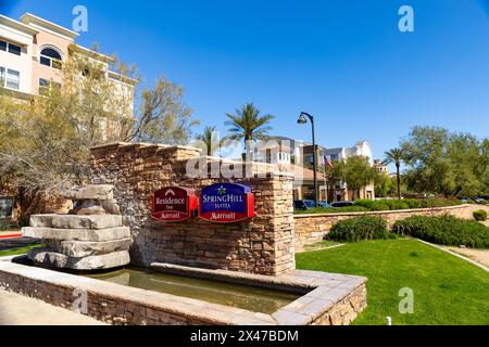 Glendale, Arizona - 7 avril 2024 : les panneaux Marriott Residence Inn et Springhill Suites se trouvent devant les hôtels Banque D'Images