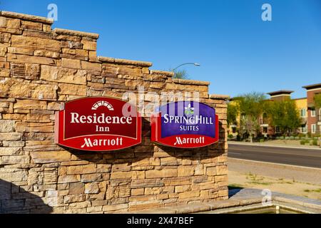 Glendale, Arizona - 7 avril 2024 : les panneaux Marriott Residence Inn et Springhill Suites se trouvent devant les hôtels Banque D'Images