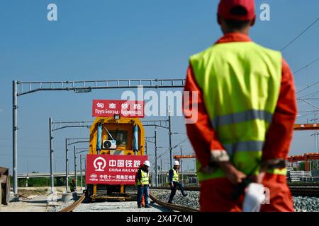 Sajlovo, Serbie. 11 avril 2024. Les ouvriers du projet ferroviaire Belgrade-Budapest travaillent sur les voies du tronçon Novi Sad-Subotica à Sajlovo, Serbie, le 11 avril 2024. Une fois opérationnel, le chemin de fer à grande vitesse sera équipé de systèmes modernes de signalisation et de sécurité, ce qui réduira considérablement le temps de trajet entre les deux villes. Crédit : Zheng Kaijun/Xinhua/Alamy Live News Banque D'Images