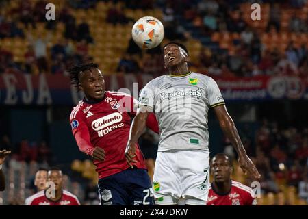 Medellin, Colombie. 25 avril 2024. Jose Ortiz (l) du Deportivo Independiente Medellin se bat contre Yorman Zapata (R) de Defensa y Justicia lors du match du CONMEBOL Sudamericana opposant Deportivo Independiente Medellin V Defensa y Justicia à Medellin, Colombie, le 25 avril 2024. Photo par : Camilo Moreno/long Visual Press crédit : long Visual Press/Alamy Live News Banque D'Images