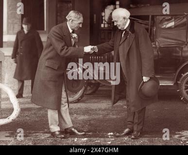 Henry Ford serrant la main de Thomas Edison devant le domaine Glenmont d'Edison à West Orange, New Jersey, pour le 80e anniversaire de ce dernier, le 11 février 1927. (ÉTATS-UNIS) Banque D'Images