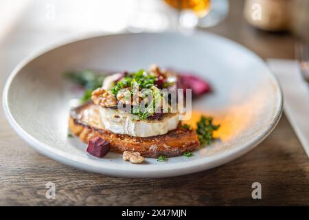 Chèvre chaud toast avec betteraves, noix rôties et chou frisé séché sur pain au levain Banque D'Images