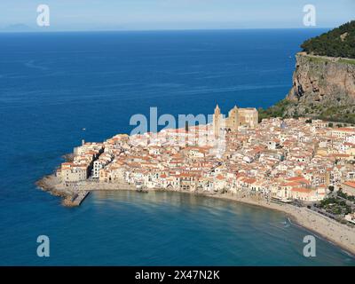 VUE AÉRIENNE. Pittoresque ville balnéaire médiévale de Cefalù sur la côte tyrrhénienne. Province de Palerme, Sicile, Italie. Banque D'Images