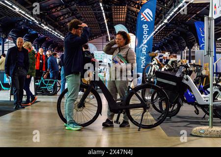 Paris, France. 30 avril 2024. Une femme pose des questions sur un vélo électrique pendant le Festival vélo. Le Festival vélo, le plus grand événement cycliste personnel d'Europe, s'est tenu à Paris, en France, en avril 2024. Le festival, avec des vélos de banlieue, des vélos éclectiques et une piste d'essai, s'est déroulé dans un parc de l'extérieur de Paris. Des participants de divers horizons se sont réunis pour le vélo de loisirs, les essais routiers et l'engagement communautaire. L'événement a souligné l'importance de la culture du vélo, de la promotion de la santé, des loisirs et de la sensibilisation à l'environnement au sein de la communauté crédit : SOPA images Limited/Alamy Live News Banque D'Images