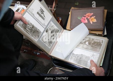 Tbilissi, Géorgie, 10.18.2020 : beaucoup de vieilles photos en album vintage au marché aux puces Dry Bridge Tbilissi Géorgie Banque D'Images