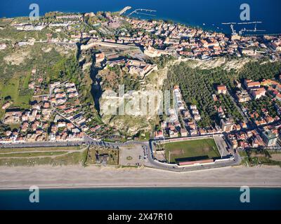 VUE AÉRIENNE. Le château de Milazzo. Ville métropolitaine de Messine, Sicile, Italie. Banque D'Images