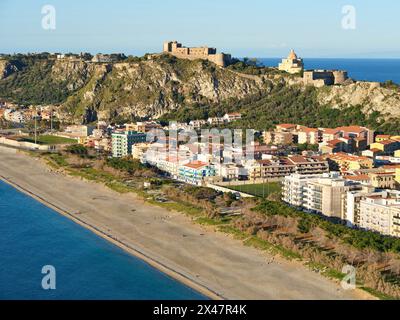 VUE AÉRIENNE. Le château de Milazzo. Ville métropolitaine de Messine, Sicile, Italie. Banque D'Images