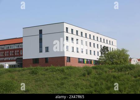 Blick am Dienstag 30.04.2024 auf den Erweiterungsbau vom Krankenhaus in Demmin Landkreis Mecklenburgische Seenplatte. Der Neubau der Kreiskrankenhaus Demmin GmbH soll in absehbarer Zeit eingeweiht werden. DAS Unternehmen betreibt das Kreiskrankenhaus Demmin mit 193 Planbetten und 10 tagesklinischen Plätzen. Stand mai 2021 Das Kreiskrankenhaus Demmin profitiert im hohen Maße von dem staatlichen Investitionsprogramm zur Digitalisierung und zur Stärkung regionaler Versorgungsstrukturen im Rahmen des im Oktober 2020 in Kraft getretenen Krankenhauszukunftsgesetzes. Von den aktuell insgesamt neu zur Banque D'Images