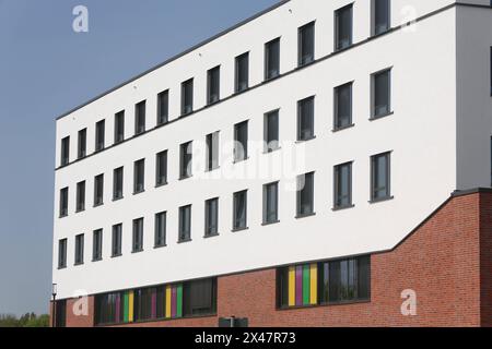 Blick am Dienstag 30.04.2024 auf den Erweiterungsbau vom Krankenhaus in Demmin Landkreis Mecklenburgische Seenplatte. Der Neubau der Kreiskrankenhaus Demmin GmbH soll in absehbarer Zeit eingeweiht werden. DAS Unternehmen betreibt das Kreiskrankenhaus Demmin mit 193 Planbetten und 10 tagesklinischen Plätzen. Stand mai 2021 Das Kreiskrankenhaus Demmin profitiert im hohen Maße von dem staatlichen Investitionsprogramm zur Digitalisierung und zur Stärkung regionaler Versorgungsstrukturen im Rahmen des im Oktober 2020 in Kraft getretenen Krankenhauszukunftsgesetzes. Von den aktuell insgesamt neu zur Banque D'Images