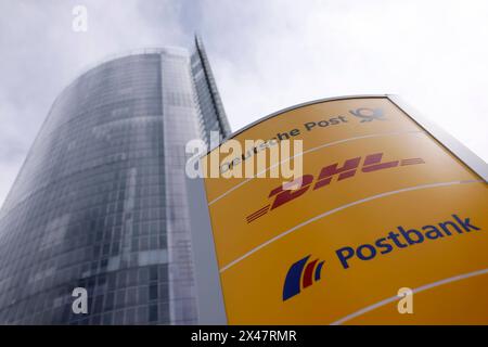 Der Post-Tower in Bonn ist die Zentrale der Deutschen Post AG. Bonn, 29.04.2024 NRW Deutschland *** la Tour de poste à Bonn est le siège de Deutsche Post AG Bonn, 29 04 2024 NRW Germany Copyright : xChristophxHardtx Banque D'Images