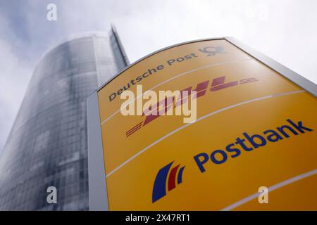 Der Post-Tower in Bonn ist die Zentrale der Deutschen Post AG. Bonn, 29.04.2024 NRW Deutschland *** la Tour de poste à Bonn est le siège de Deutsche Post AG Bonn, 29 04 2024 NRW Germany Copyright : xChristophxHardtx Banque D'Images