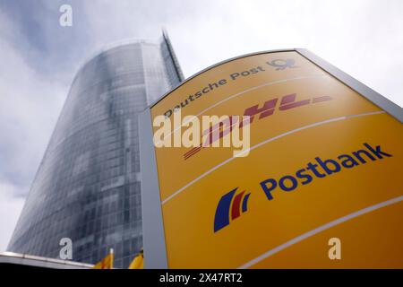 Der Post-Tower in Bonn ist die Zentrale der Deutschen Post AG. Bonn, 29.04.2024 NRW Deutschland *** la Tour de poste à Bonn est le siège de Deutsche Post AG Bonn, 29 04 2024 NRW Germany Copyright : xChristophxHardtx Banque D'Images