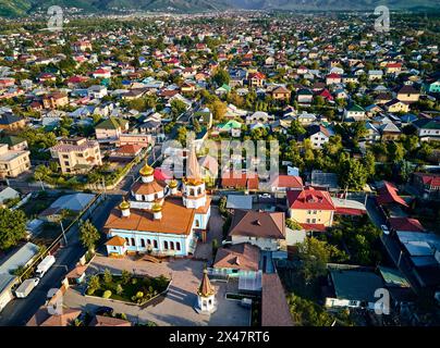 Drone aérien vue de haut en bas de la cathédrale église orthodoxe russe avec fond de montagne de neige dans la ville d'Almaty, Kazakhstan Banque D'Images