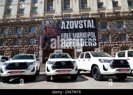 KIEV, UKRAINE - 30 AVRIL 2024 - nouveaux VUS Toyota Hilux achetés par la capitale pour les soldats de la 3e brigade d'assaut séparée des forces terrestres, devant l'administration d'État de la ville de Kiev, Kiev, capitale de l'Ukraine. Banque D'Images